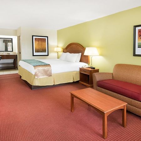 Baymont By Wyndham Orangeburg North Hotel Exterior photo