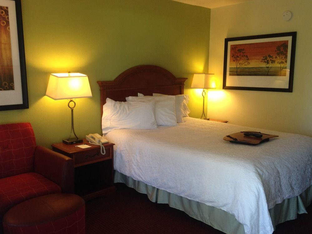 Baymont By Wyndham Orangeburg North Hotel Room photo
