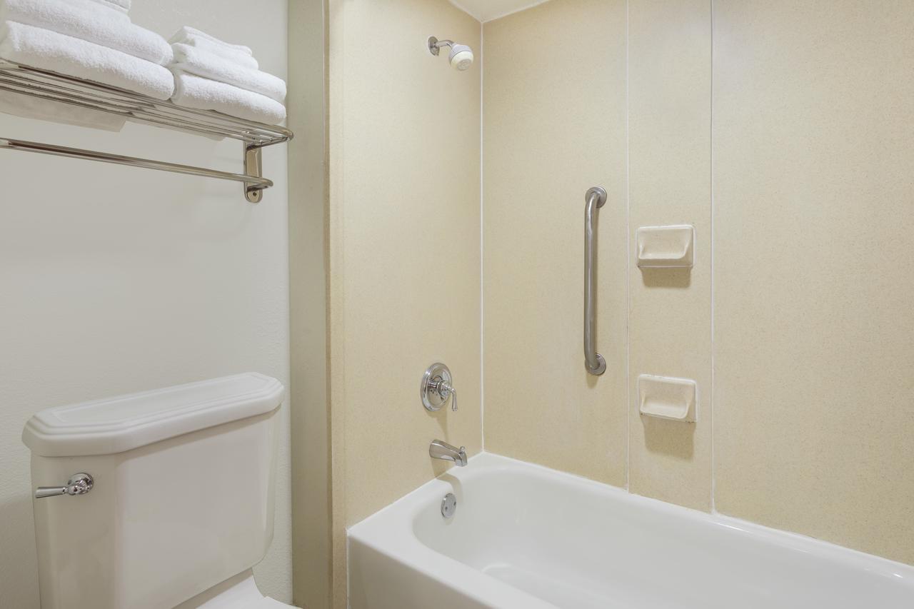 Baymont By Wyndham Orangeburg North Hotel Exterior photo