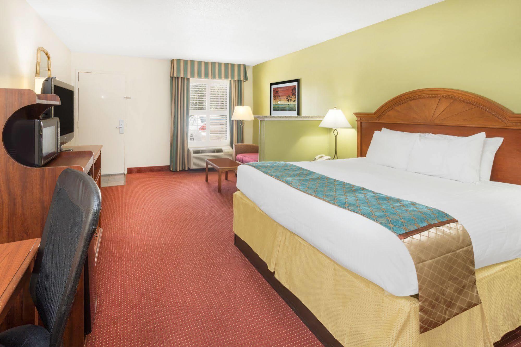 Baymont By Wyndham Orangeburg North Hotel Exterior photo
