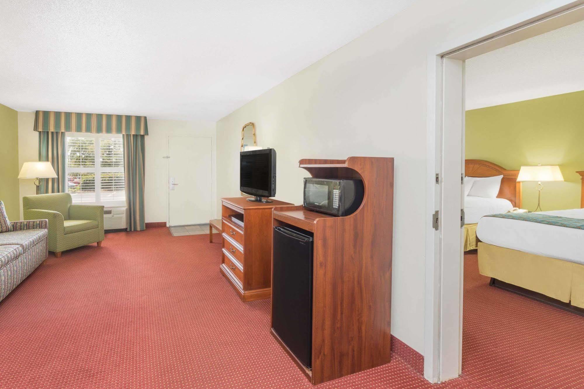 Baymont By Wyndham Orangeburg North Hotel Exterior photo