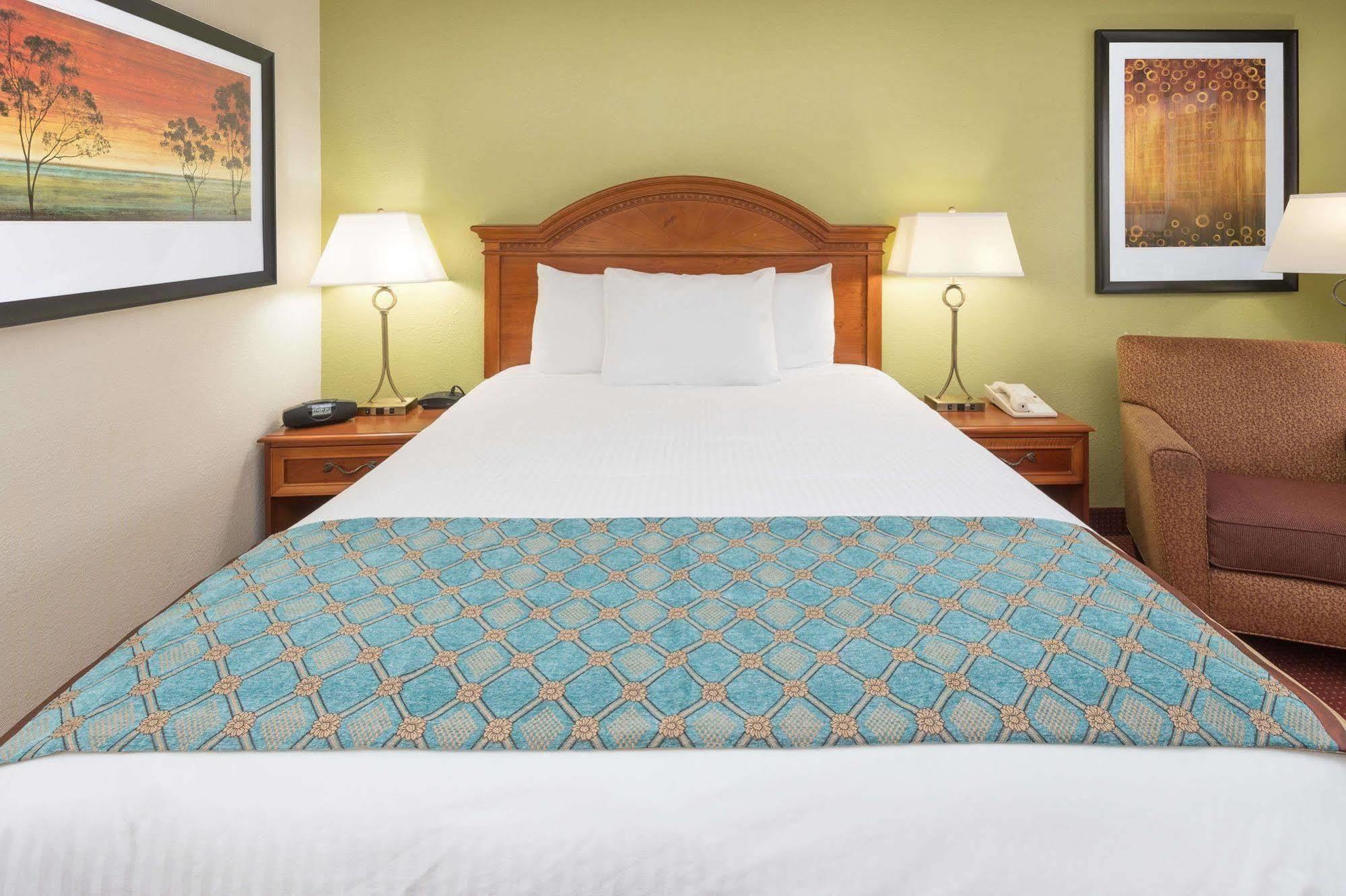 Baymont By Wyndham Orangeburg North Hotel Exterior photo
