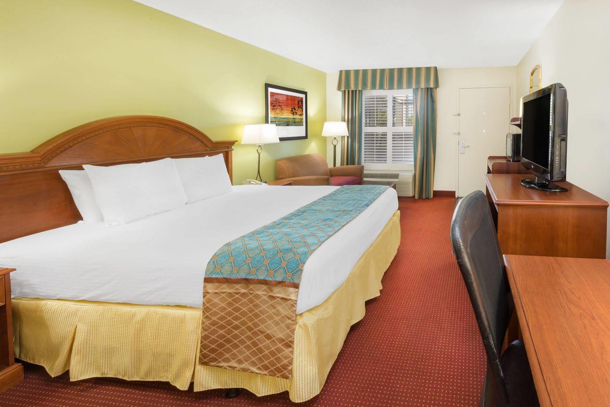 Baymont By Wyndham Orangeburg North Hotel Exterior photo